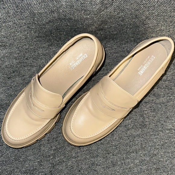 CUSHIONAIRE Women's Slip-on Lug Sole Loafer - Picture 3 of 5